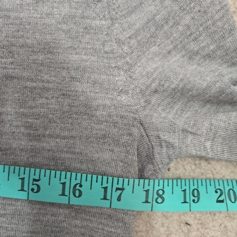 BANANA REPUBLIC 100% Merino Wool Gray Sweater with Red Lip Detail. Med - Picture 13 of 14